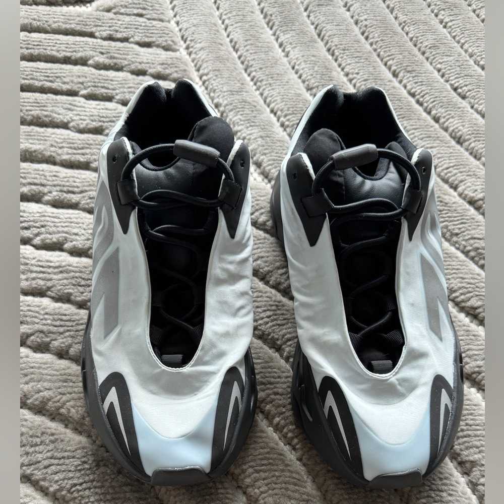 YEEZY BOOST 700 MNVN